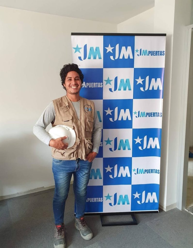 personal jm relizando instalacion de puerta seccional