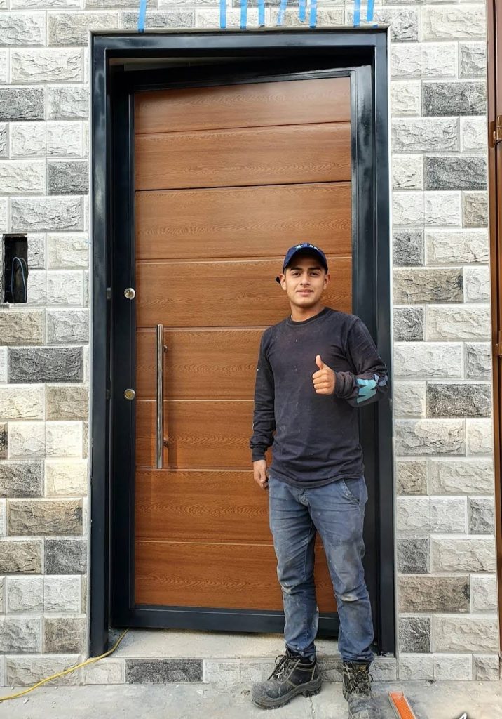 Puerta principal con panel importado