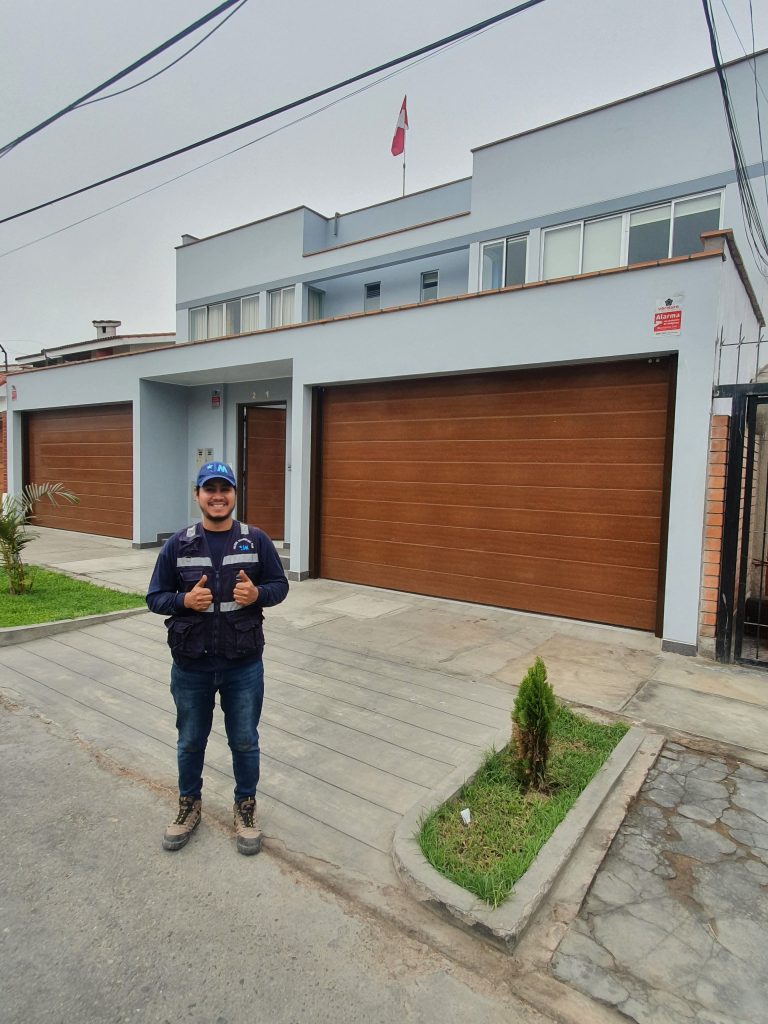 puerta seccional automática con panel importado en ate