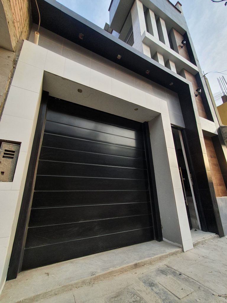 puerta seccional automática color negro