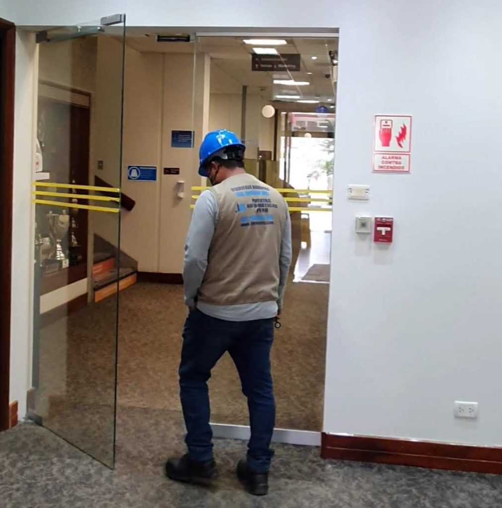 Puerta biométrica automática