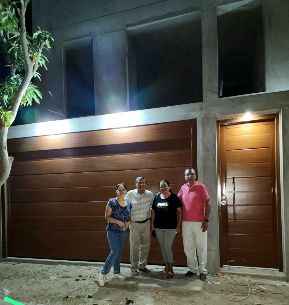 familia feliz luego de adquirir su puerta seccional automática